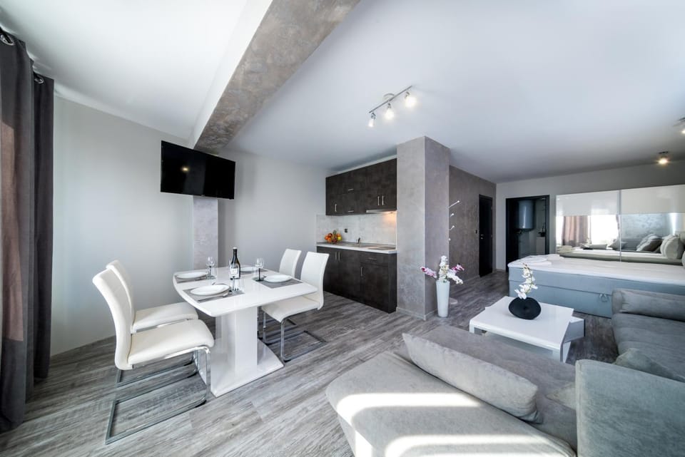 TV and multimedia, Kitchen or kitchenette, Living room, Seating area