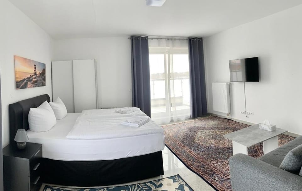 Bed, TV and multimedia, Living room, Photo of the whole room, Seating area, Evening entertainment, Bedroom