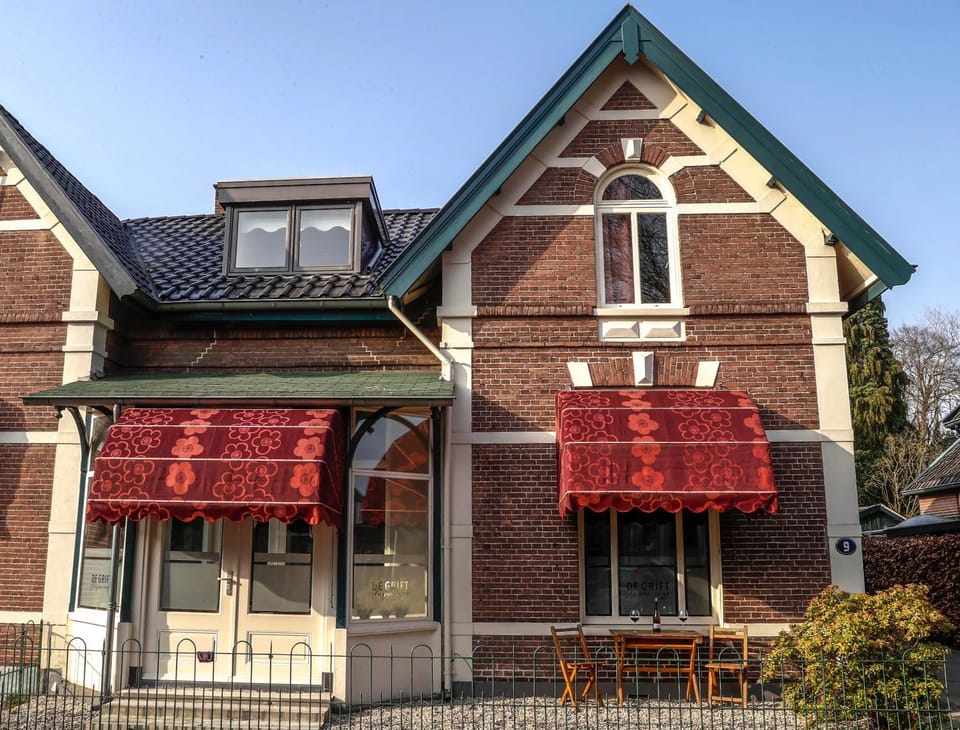 Property building, Garden, Balcony/Terrace