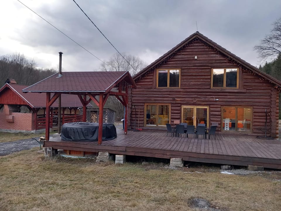 Magasbükk Drakula Kulcsosház Ivó House in Romania