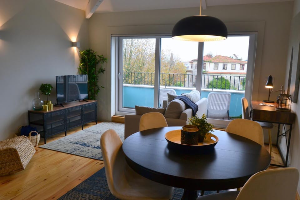 TV and multimedia, Living room, Seating area, Dining area