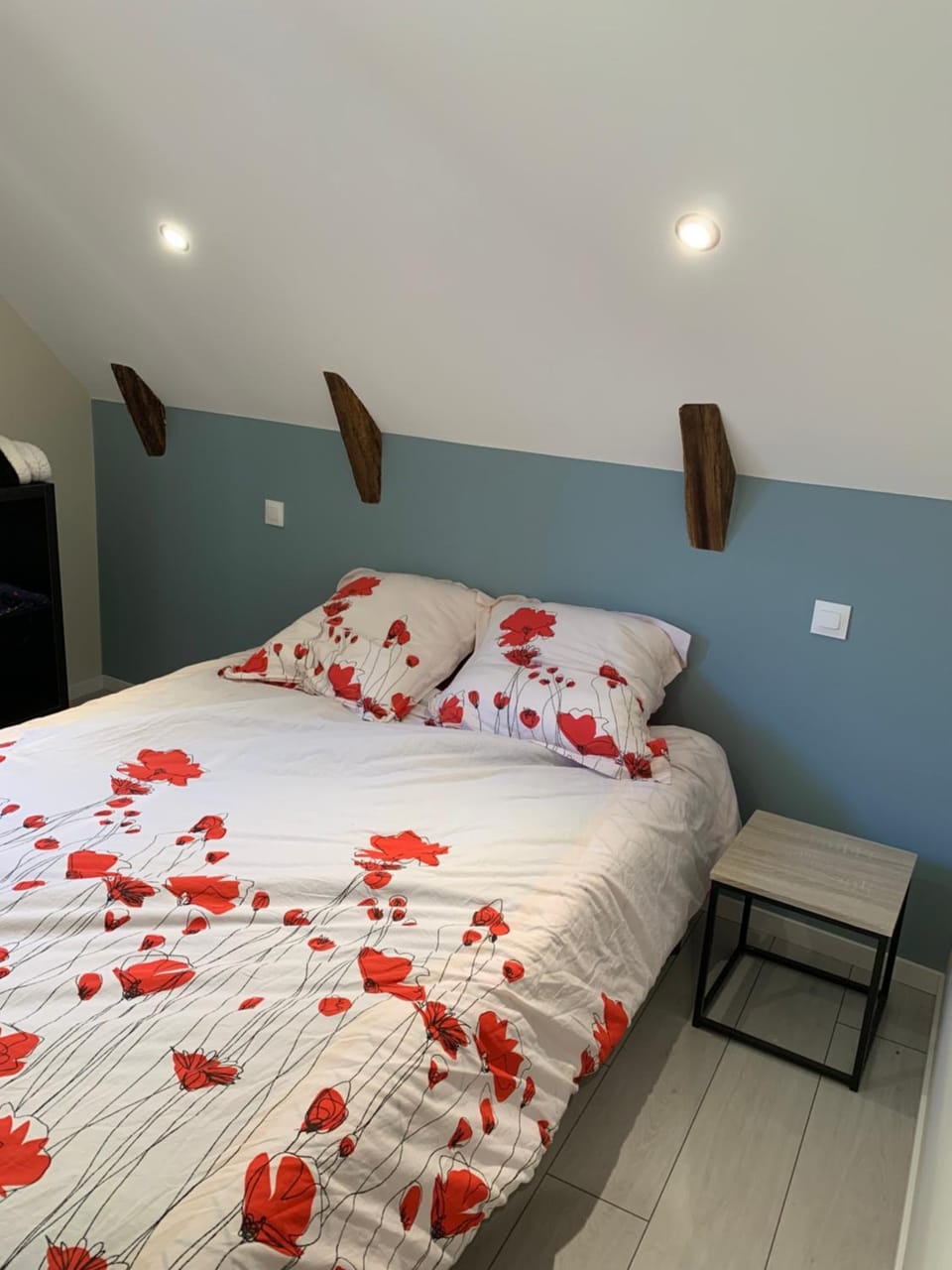 Photo of the whole room, Bedroom