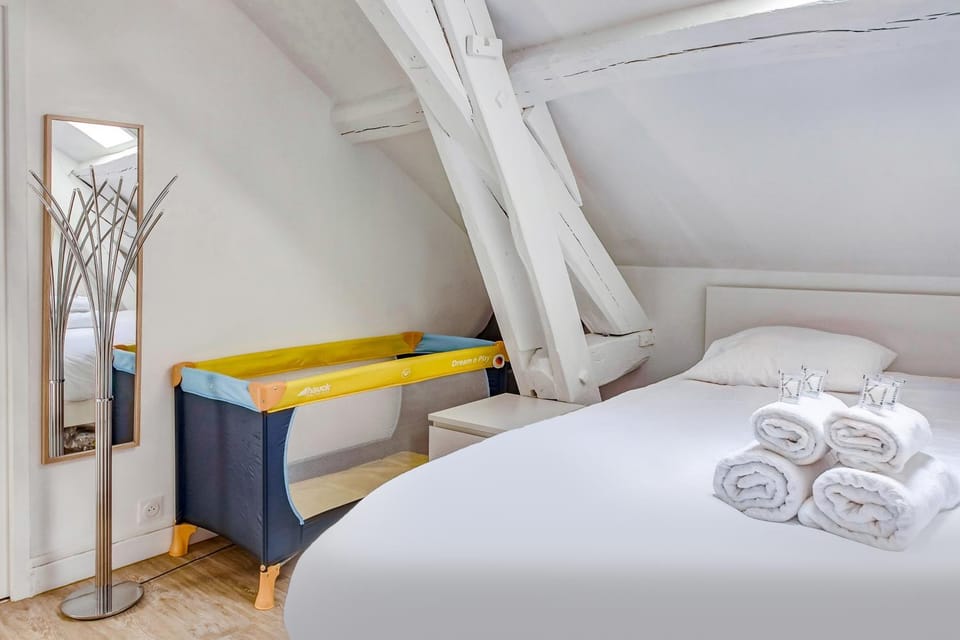 Bed, Photo of the whole room, Bedroom, towels