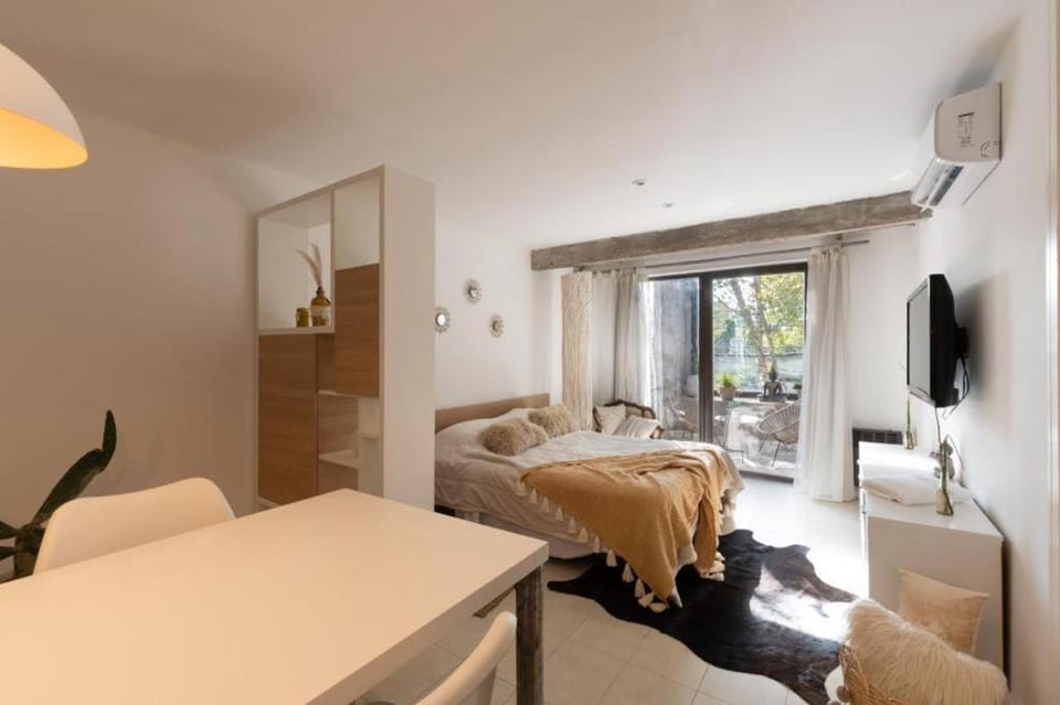 Bed, TV and multimedia, Bedroom, air conditioner
