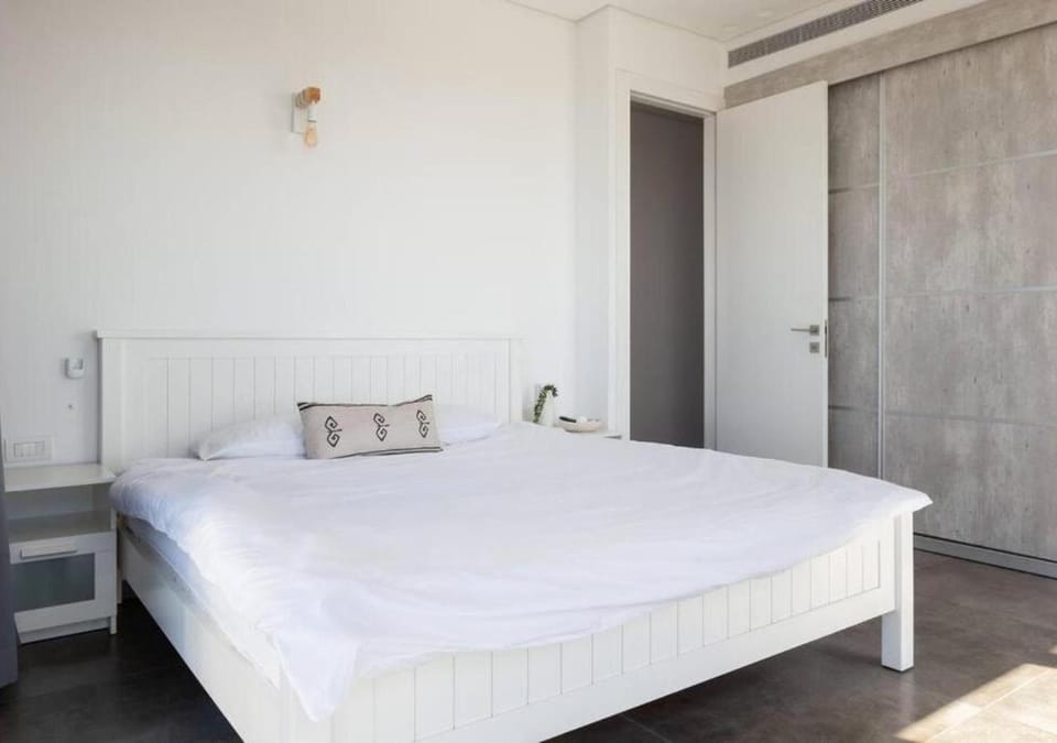Bed, Photo of the whole room, wardrobe
