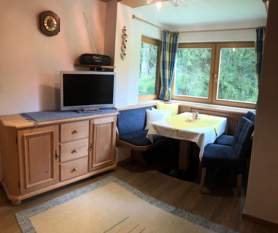 TV and multimedia, Seating area