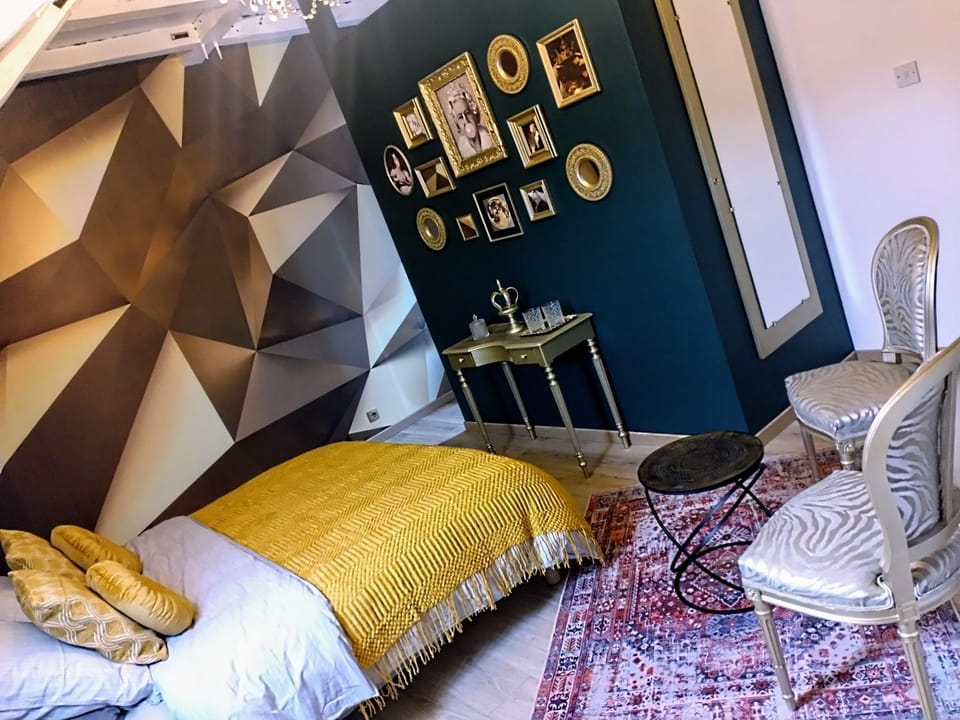 Bed, Photo of the whole room, Seating area, Bedroom
