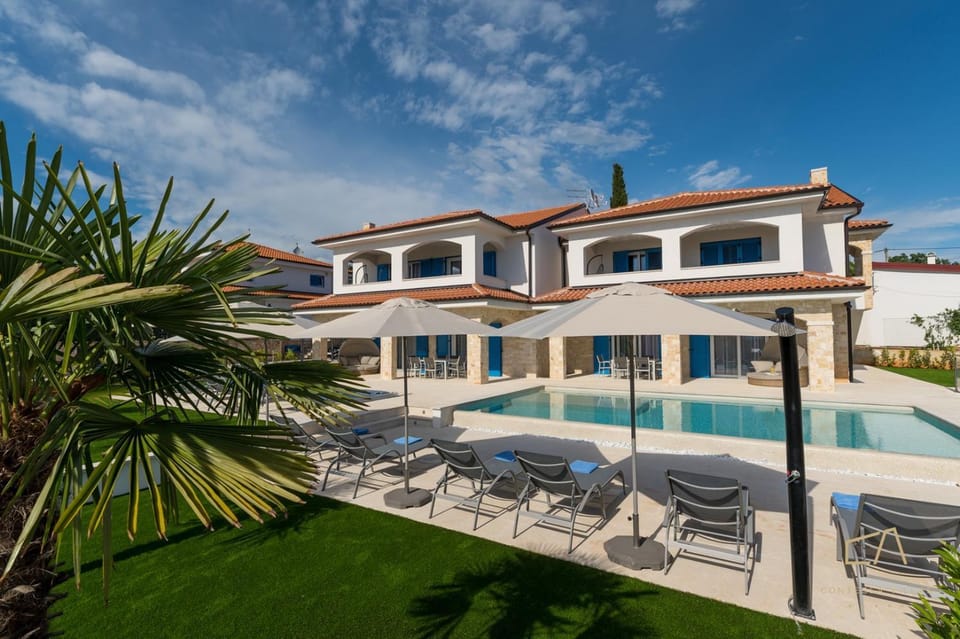 Property building, Swimming pool