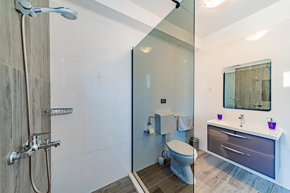 Shower, Toilet, Bathroom, towels