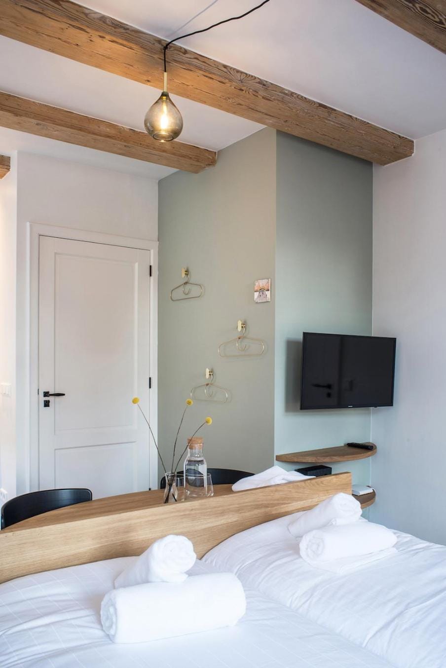 Bed, TV and multimedia, Bedroom