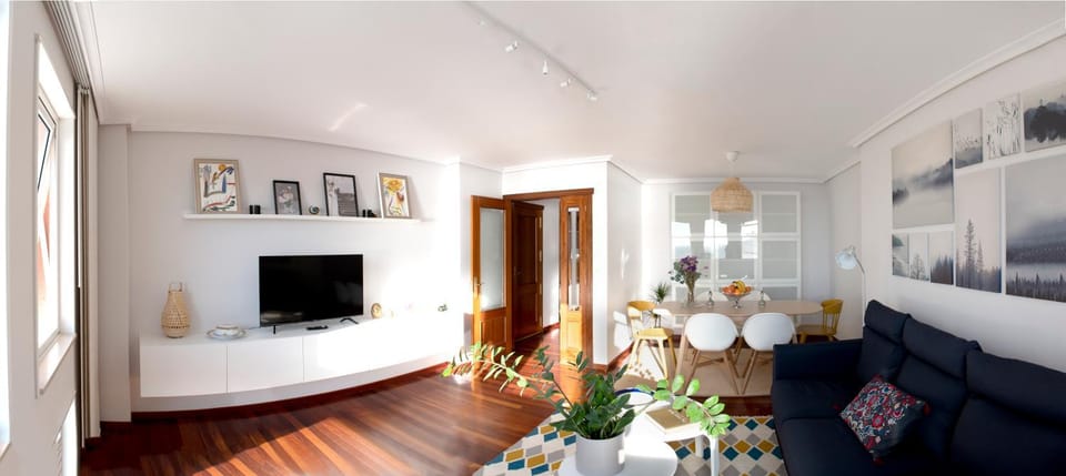 TV and multimedia, Living room, Seating area, Dining area