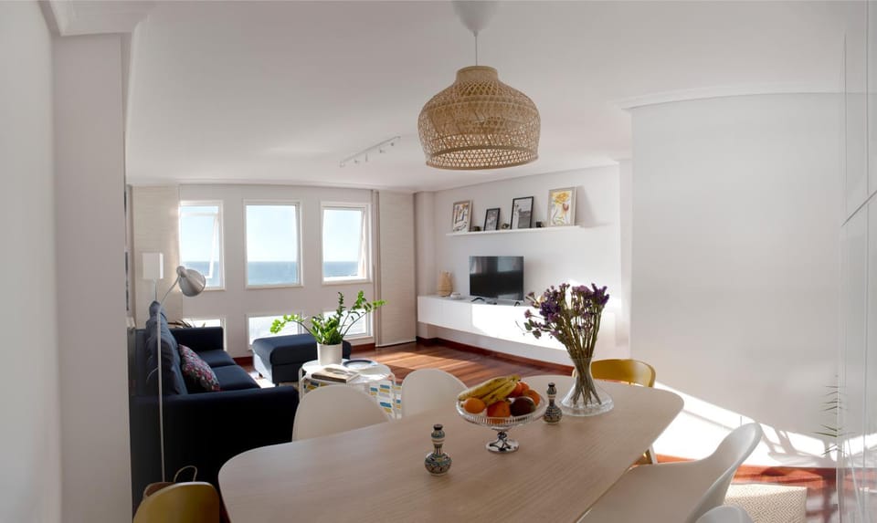 TV and multimedia, Dining area, Landmark view, Sea view