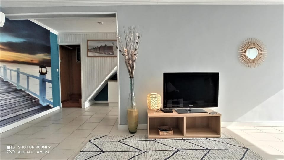 TV and multimedia, Living room, Seating area, Swimming pool, Parking, locker, air conditioner