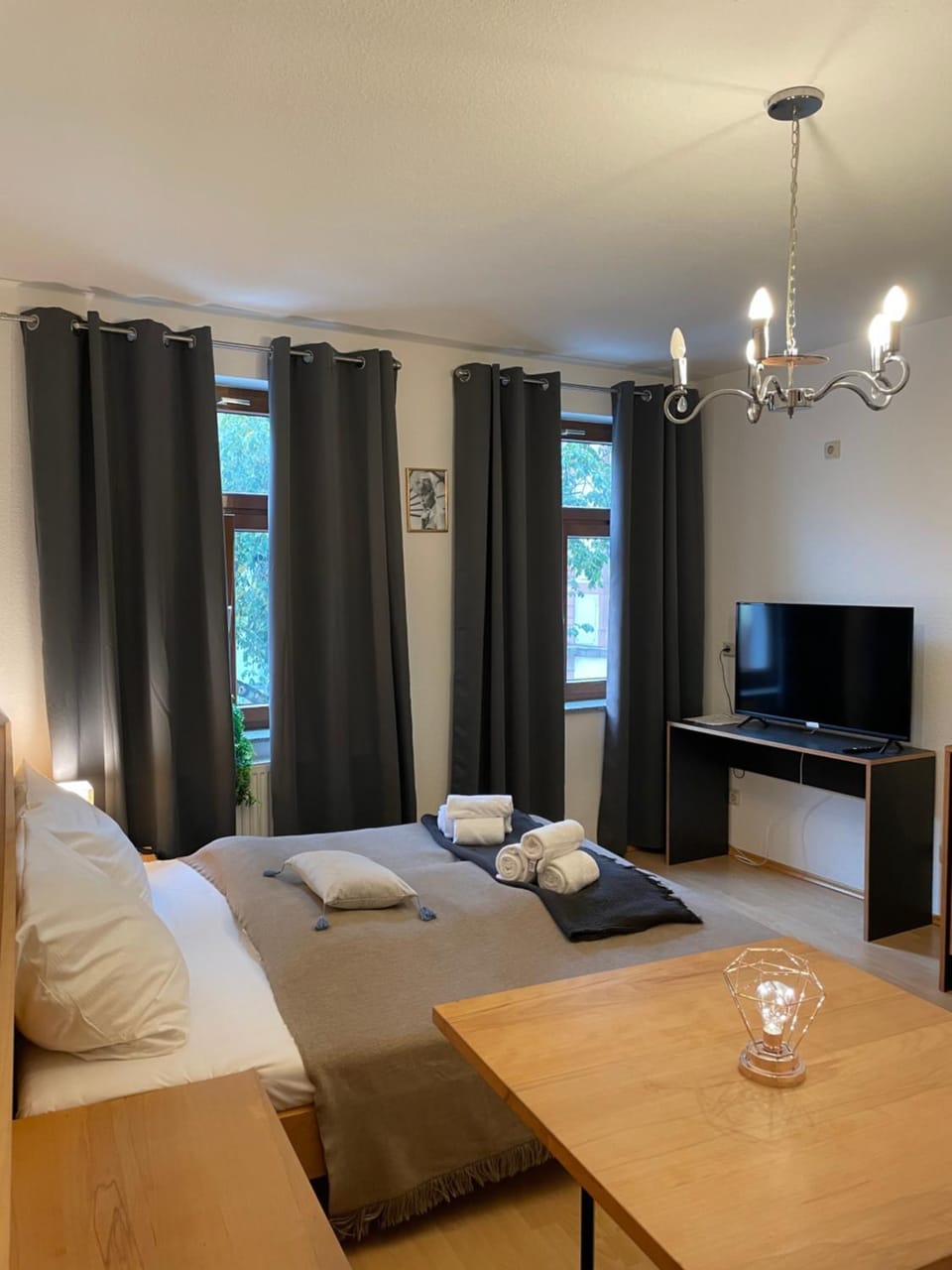 Bed, TV and multimedia, Photo of the whole room, Seating area, Bedroom