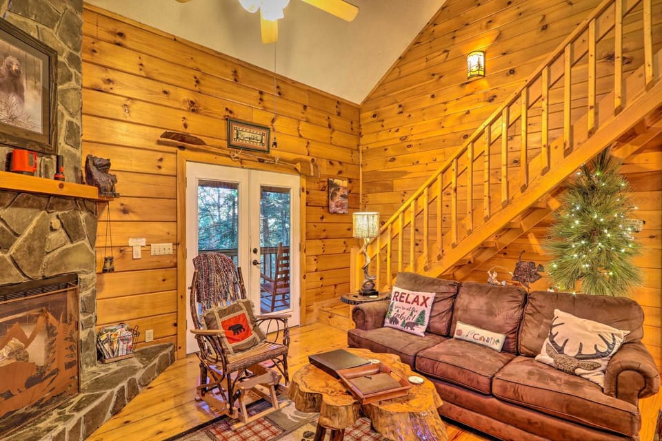 Luxe Fightingtown Creek Cabin: 2 King Suites & Spa Cabin in Georgia