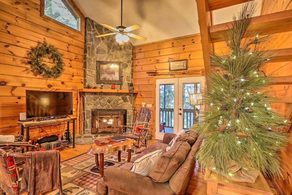 Luxe Fightingtown Creek Cabin: 2 King Suites & Spa Cabin in Georgia