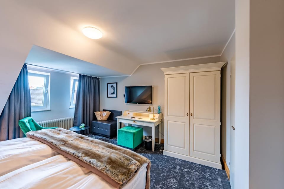 TV and multimedia, Photo of the whole room, Bedroom, wardrobe