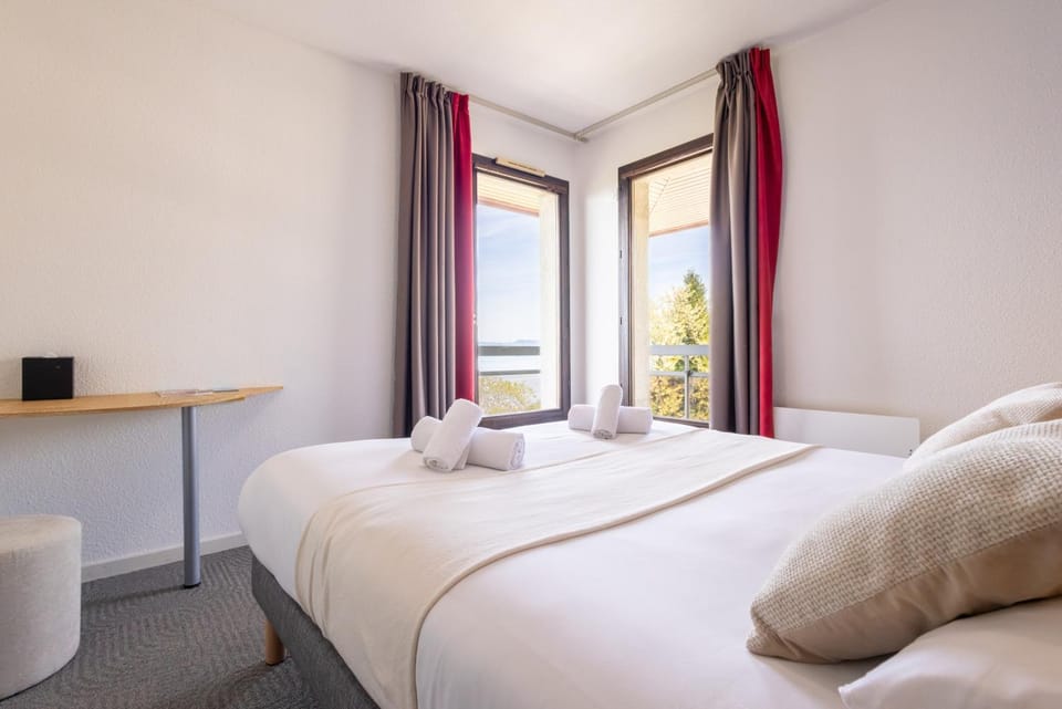 Shower, Bed, Balcony/Terrace, Photo of the whole room, Bedroom, Lake view, Breakfast, Sunset, Parking, internet, internet