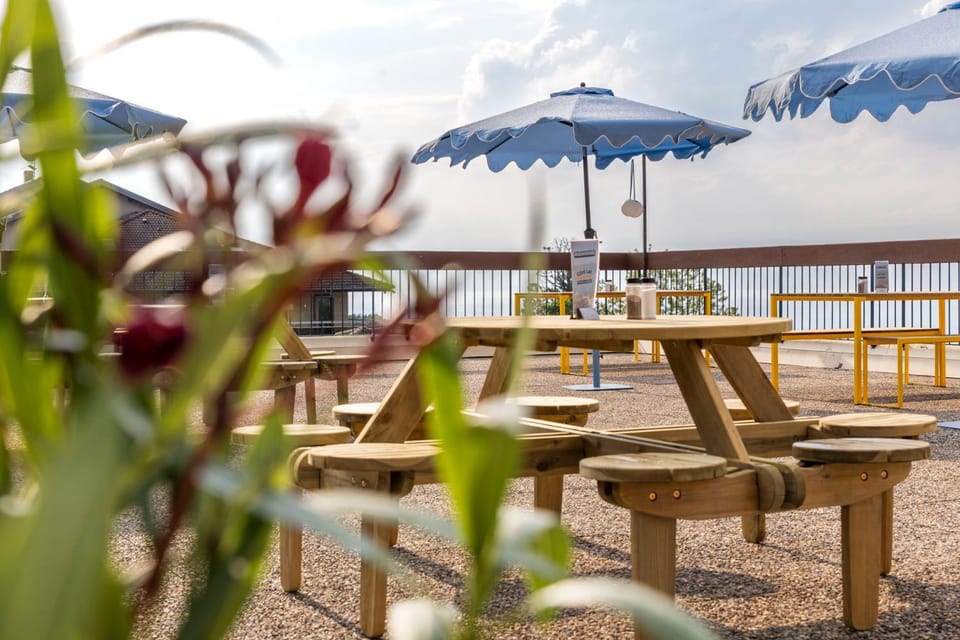 Restaurant/places to eat, Balcony/Terrace