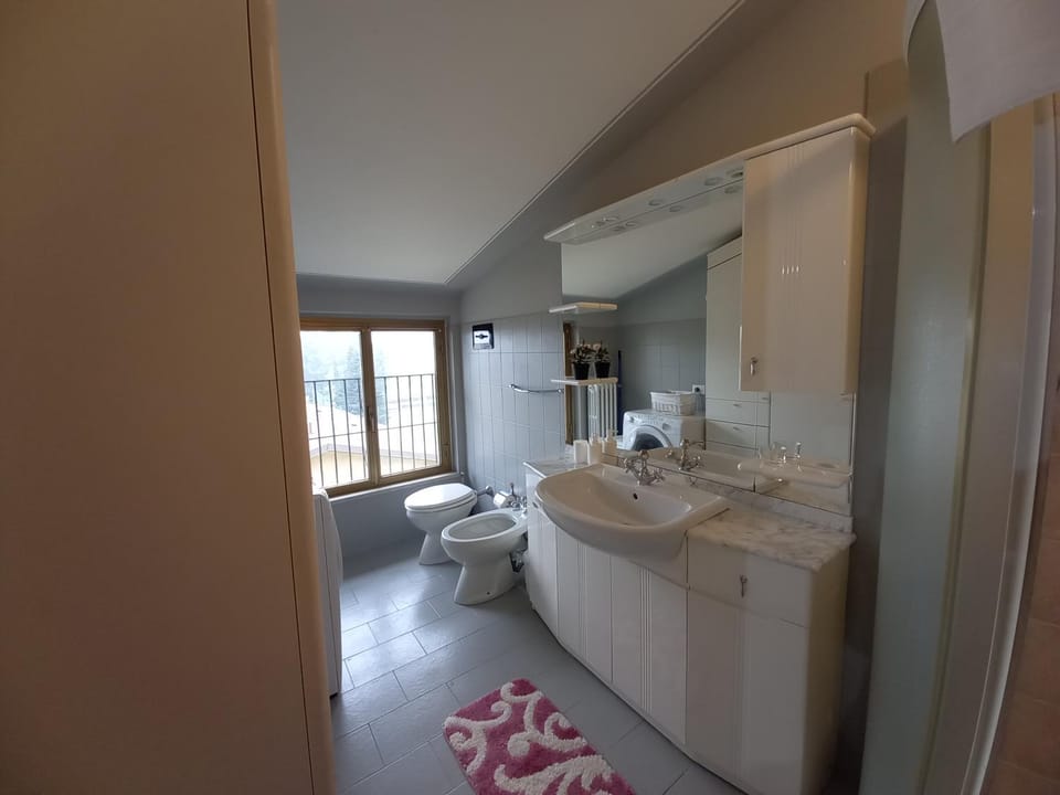 Toilet, Bathroom, towels