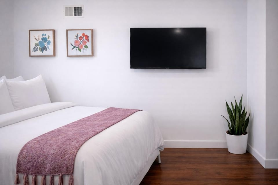 Bed, TV and multimedia, Bedroom