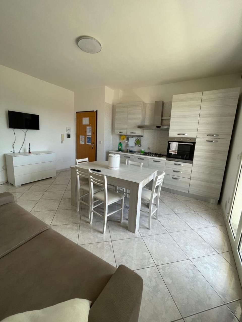 TV and multimedia, Kitchen or kitchenette, Living room, Seating area, Dining area, oven, stove
