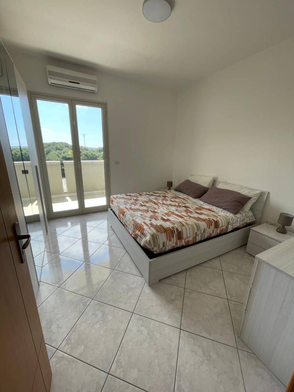 Bed, Photo of the whole room, Bedroom, air conditioner