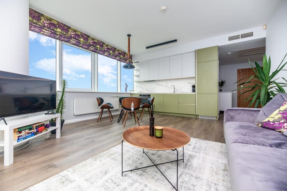 TV and multimedia, Kitchen or kitchenette, Living room, Seating area, City view