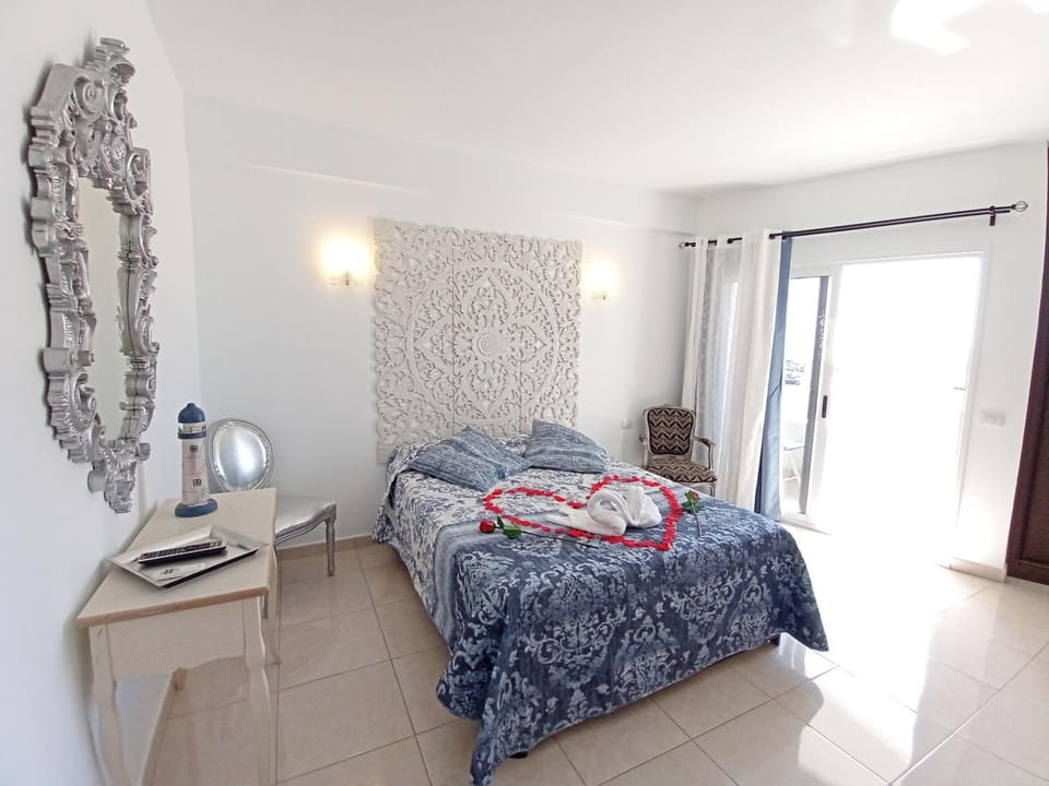 Bed, Living room, Photo of the whole room