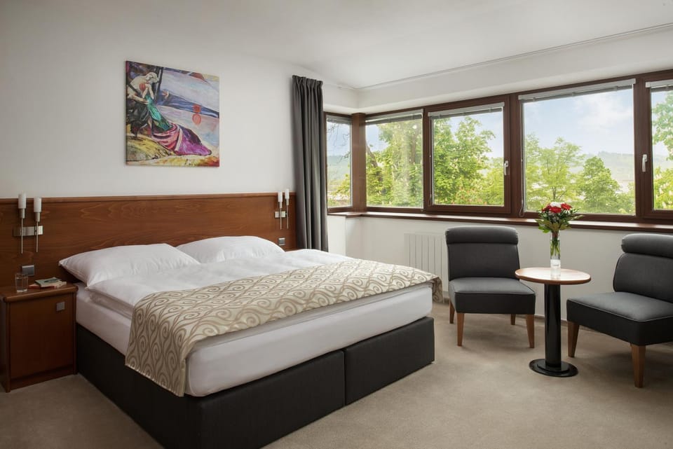 Photo of the whole room, Landmark view