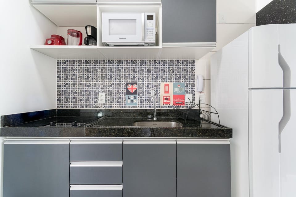 Kitchen or kitchenette, minibar