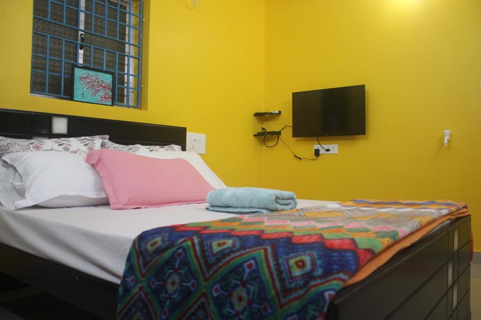 Bed, TV and multimedia, Photo of the whole room, Bedroom
