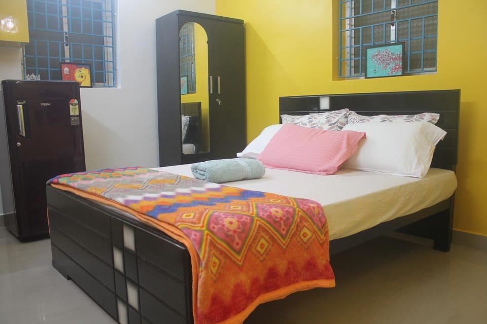 Bed, Photo of the whole room, wardrobe