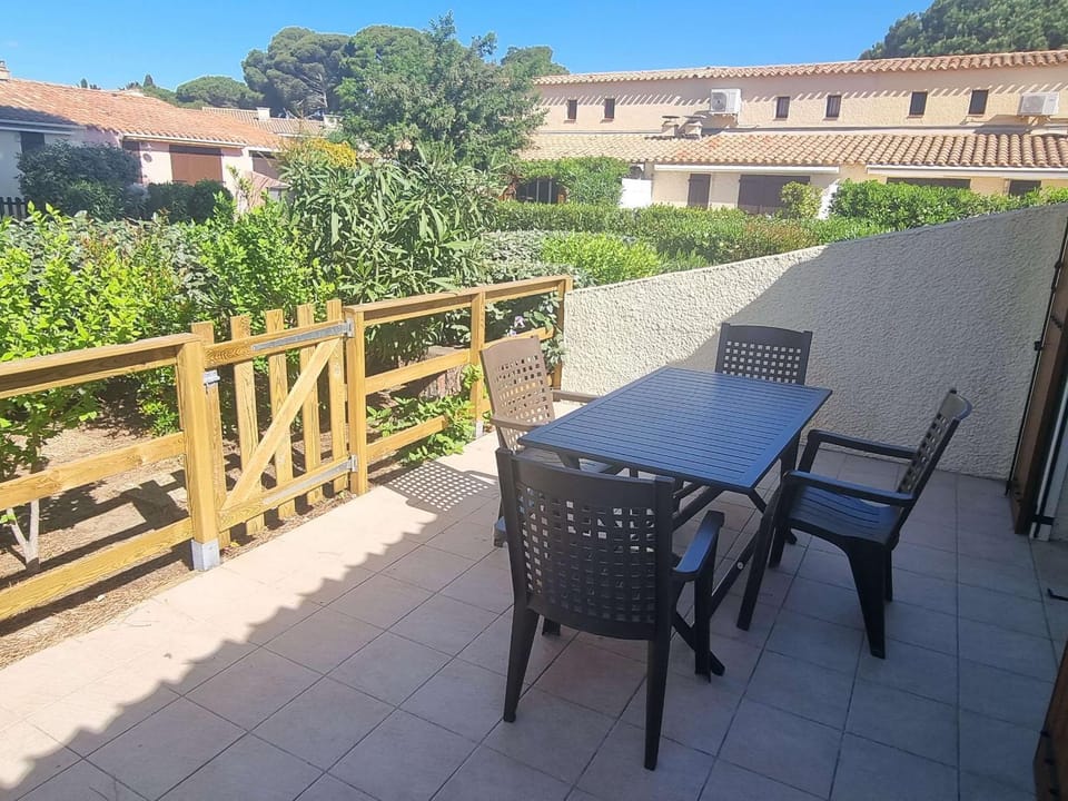 Villa T2 climatisée avec terrasse dans la pinède - FR-1-607-87 House in Agde