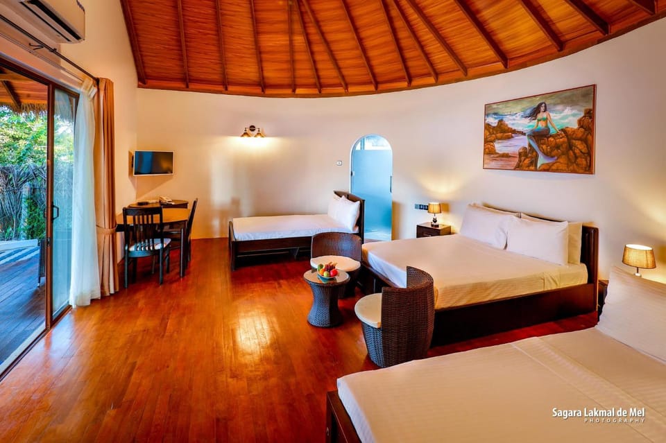 Facade/entrance, Bed, Photo of the whole room, Bedroom