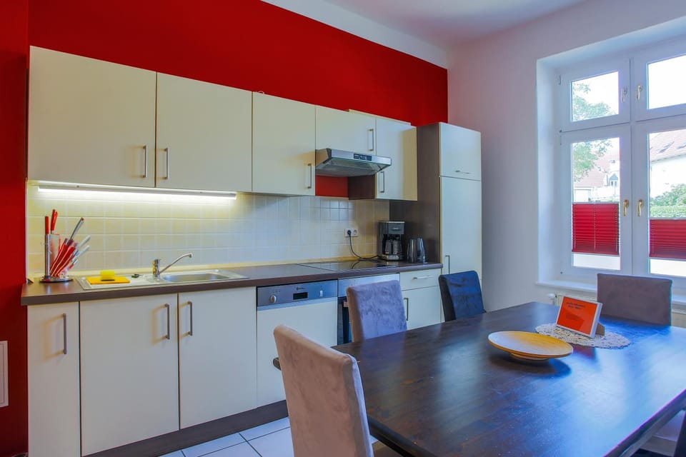 Kitchen or kitchenette, Dining area