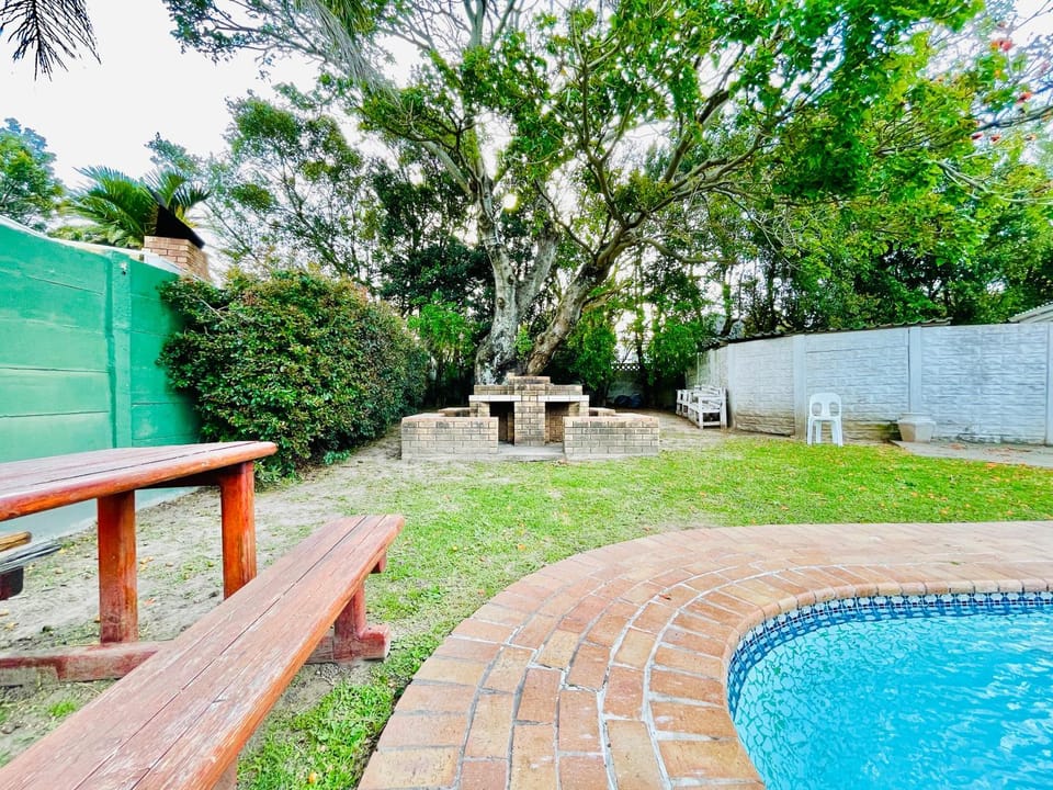 Entire House in Beacon Bay - Family or Group Retreat - Swimming Pool - Multiple Braais House in Eastern Cape