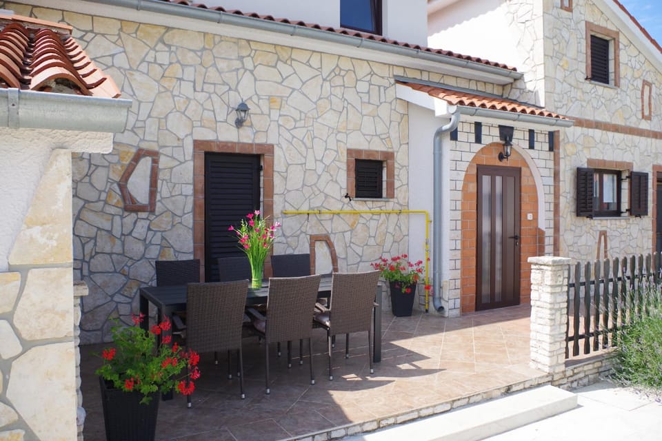 Property building, Balcony/Terrace, Dining area