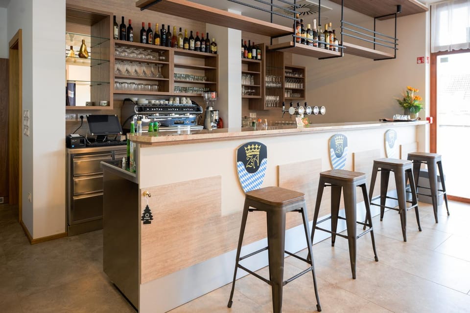 Lounge or bar, Lounge or bar