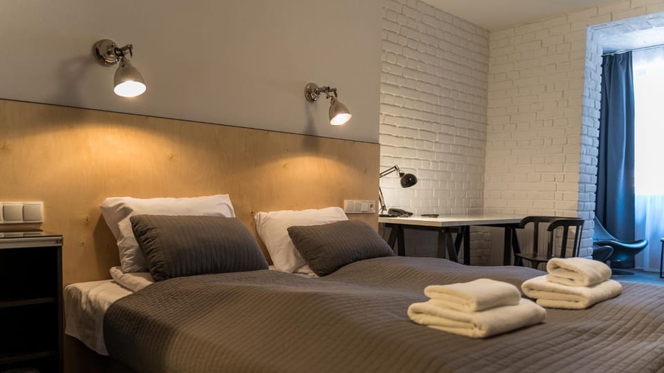 Bed, Photo of the whole room, Seating area, Bedroom, towels