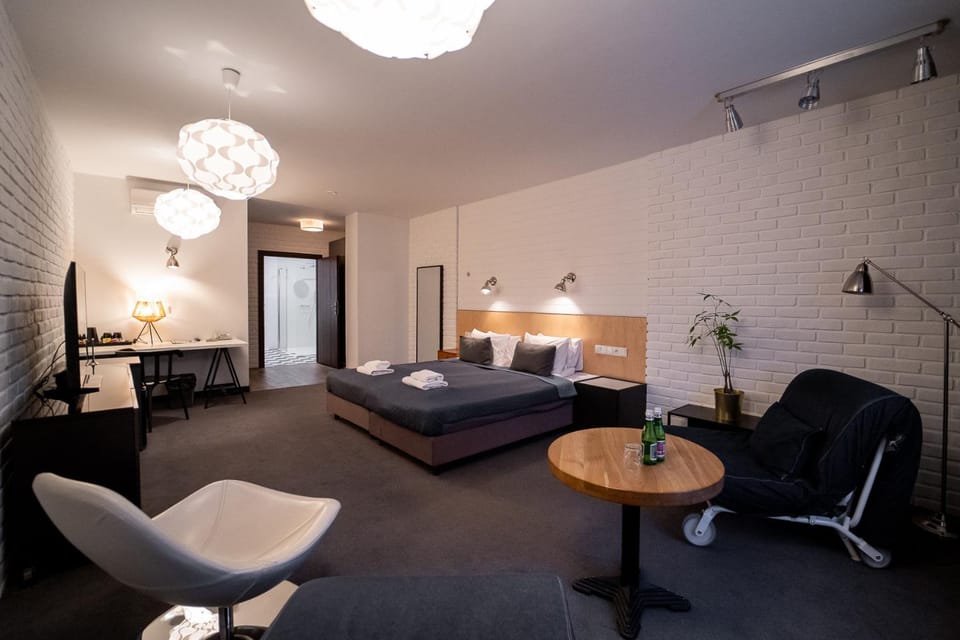 Bed, TV and multimedia, Photo of the whole room