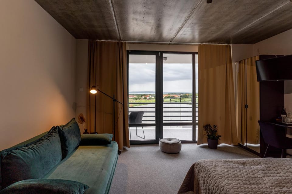 Photo of the whole room, Bedroom, Lake view