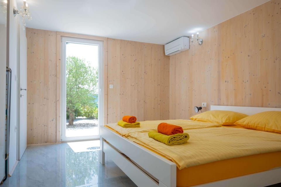 Bed, Bedroom, towels, air conditioner