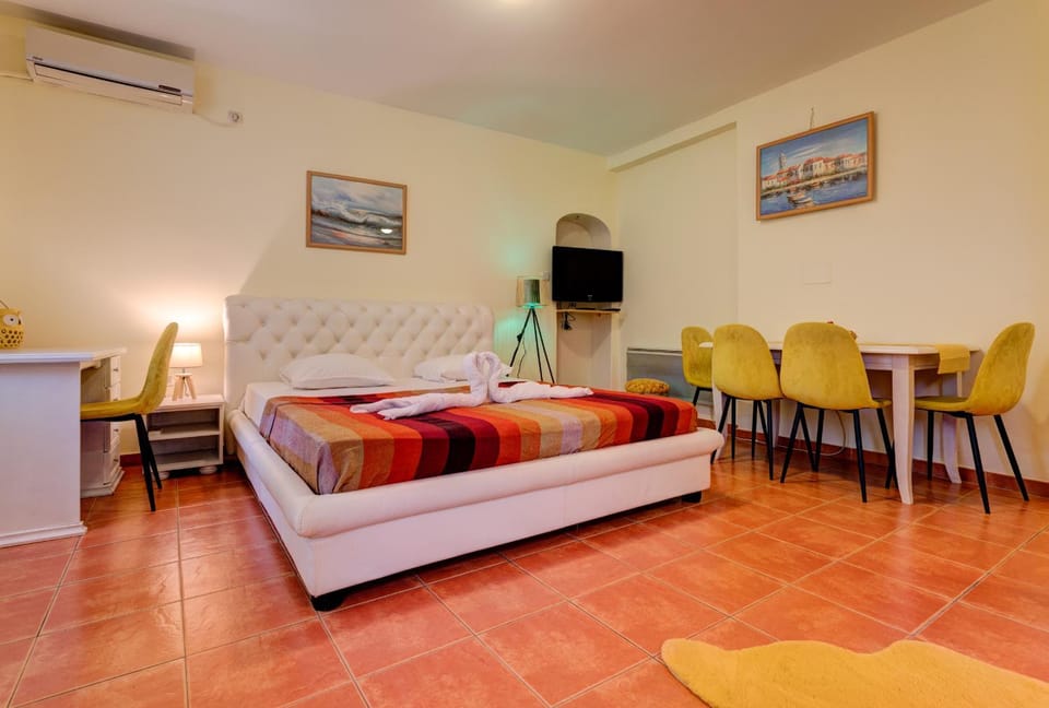 Bed, TV and multimedia, Photo of the whole room, Seating area, Dining area, Bedroom