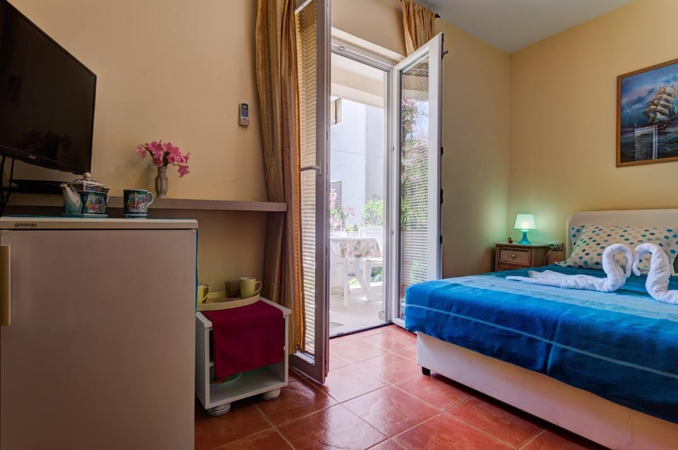 Bed, Balcony/Terrace, Photo of the whole room, Bedroom