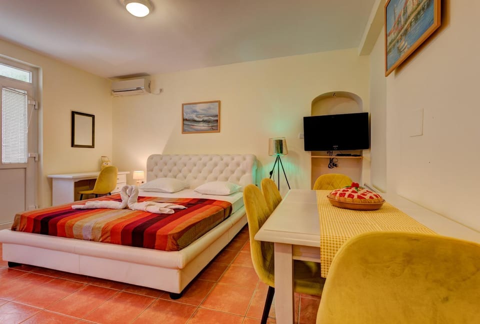 TV and multimedia, Seating area, Bedroom
