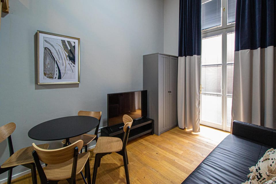 Communal lounge/ TV room, TV and multimedia, Living room, Seating area, Dining area