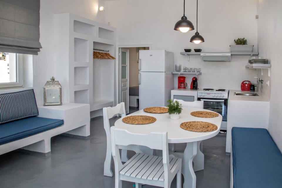 Kitchen or kitchenette, Seating area, Dining area