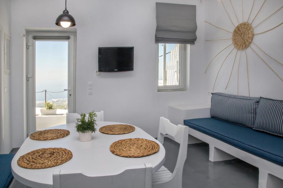 TV and multimedia, Seating area, Dining area