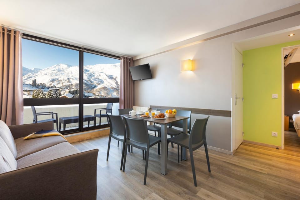 View (from property/room), Balcony/Terrace, Living room